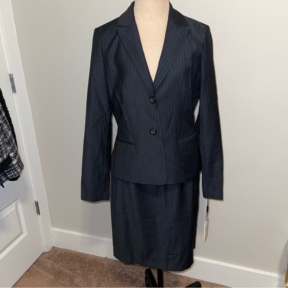 NWT Calvin Klein Pinstriped Woman Suit Size 6 - Picture 6 of 9